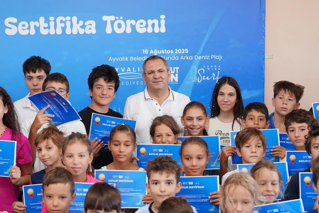 Ayvalık’ta Gençler Rüzgarla Büyüyor: Sörf Kursunu Başarıyla Tamamladılar