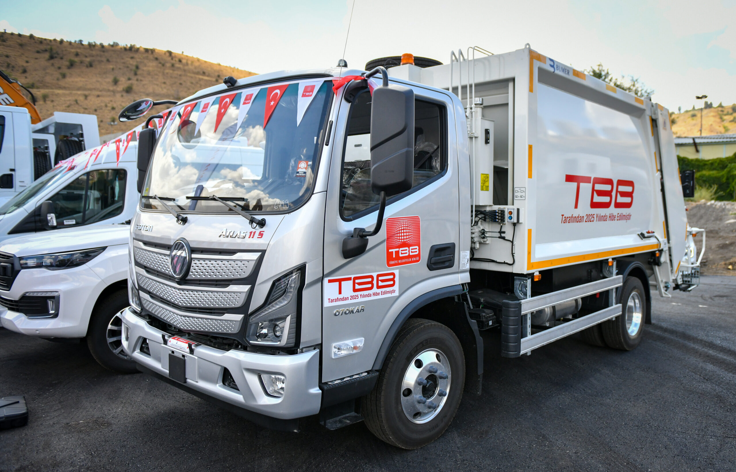 VAHAP SEÇER’DEN MESAJ: “BAŞKANLARIMIZ HANGİ PARTİDEN OLURSA OLSUN BAŞIMIZIN TACI”