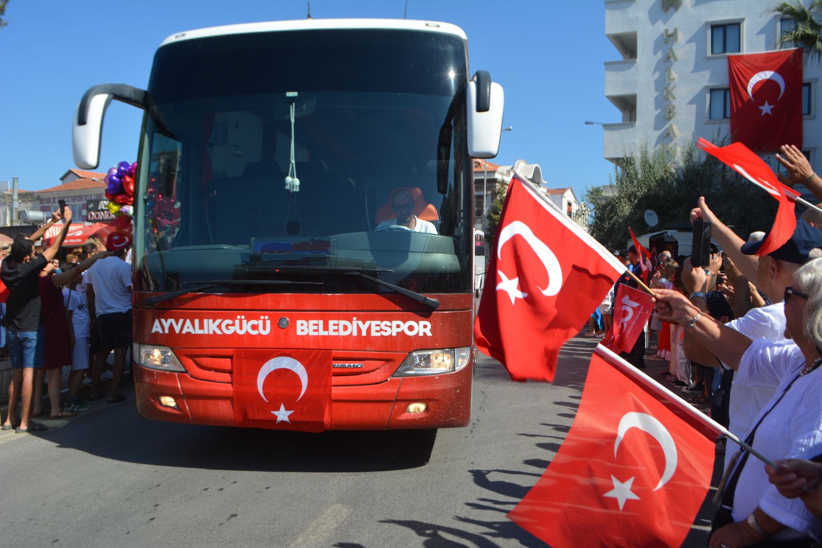 AYVALIK’TA ZAFER BAYRAMI YİNE COŞKUYLA KUTLANDI