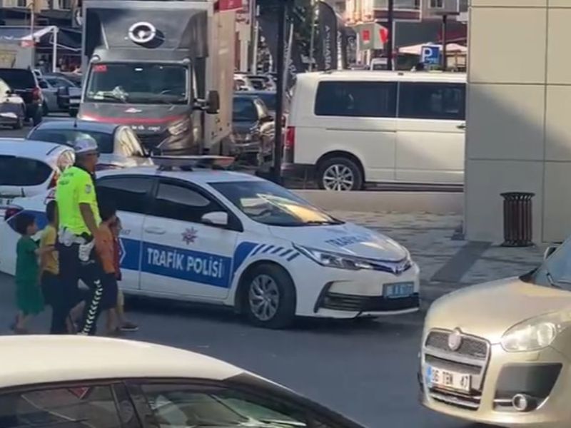 Ankara’da Trafik Polisinden Minik Yüreklere Güvenli Geçiş