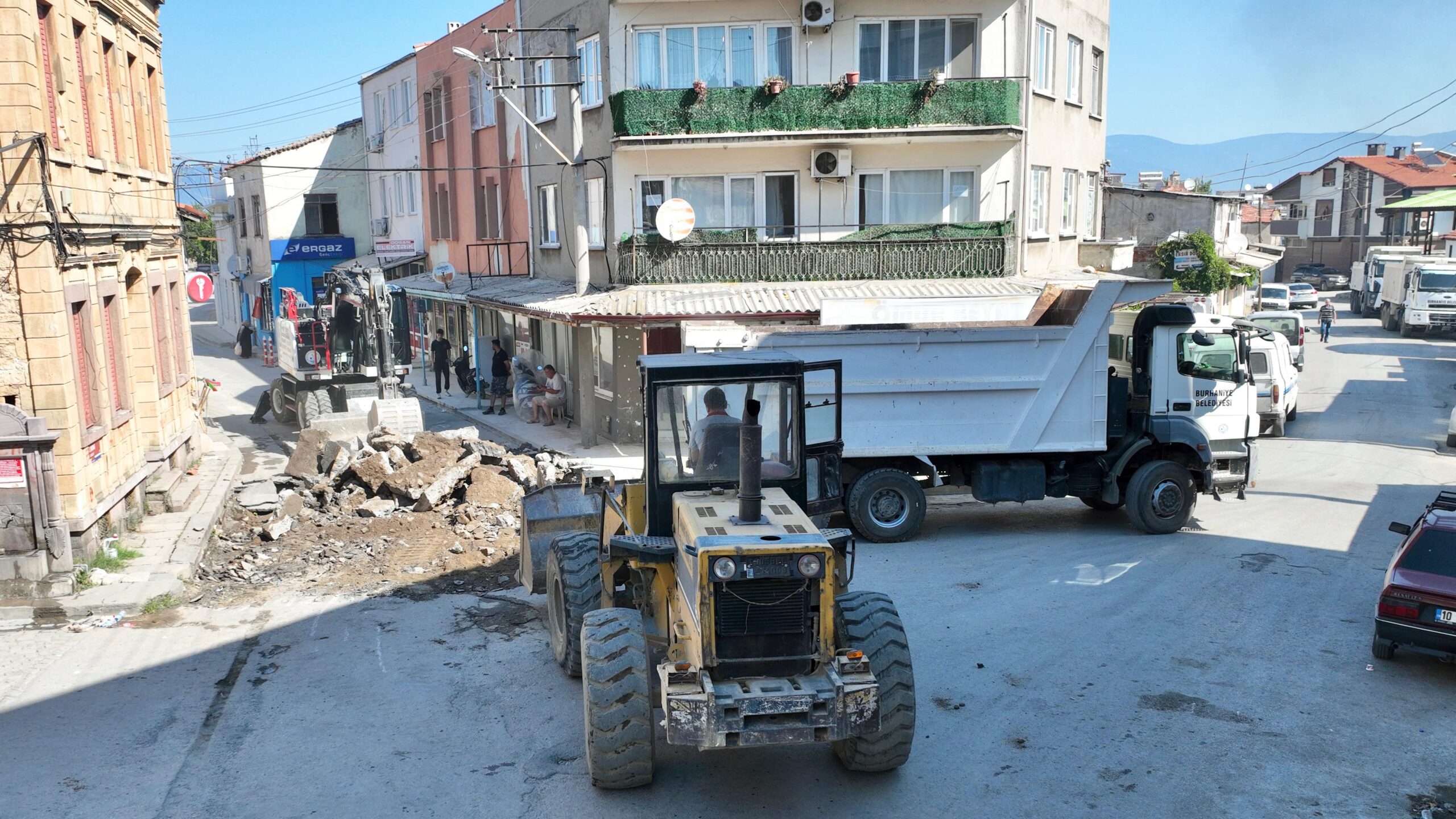 BURHANİYE’DE KAPSAMLI YOL YENİLEME ÇALIŞMALARI ARALIKSIZ SÜRDÜRÜLÜYOR