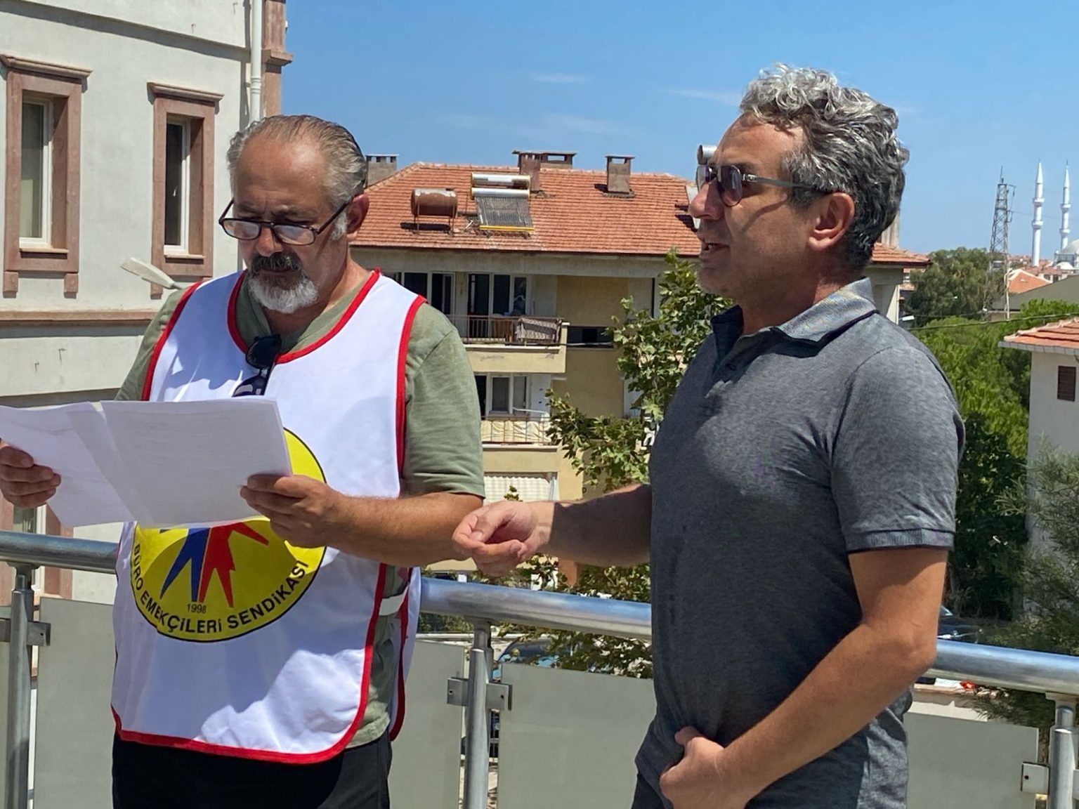 AYVALIK’TA BÜRO EMEKÇİLERİ YETKİNİN ASIL SAHİPLERİNİ GÖREVE ÇAĞIRDI