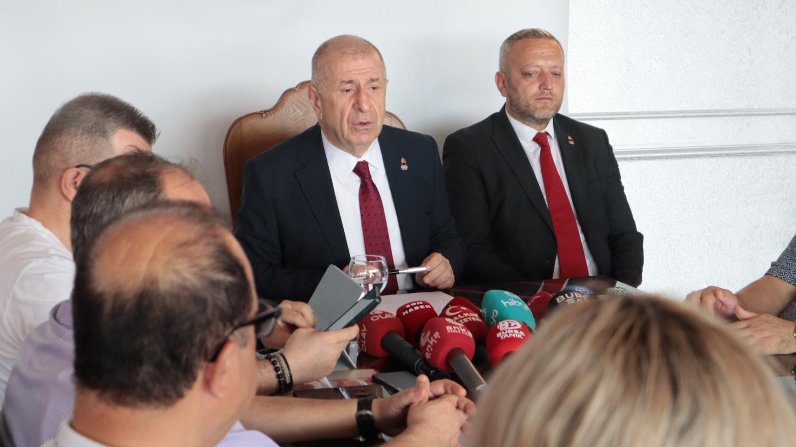 Ümit Özdağ’dan Bursa’da Sert Mesajlar: “Türkiye Zengin, Türk Halkı Fakirleşiyor”