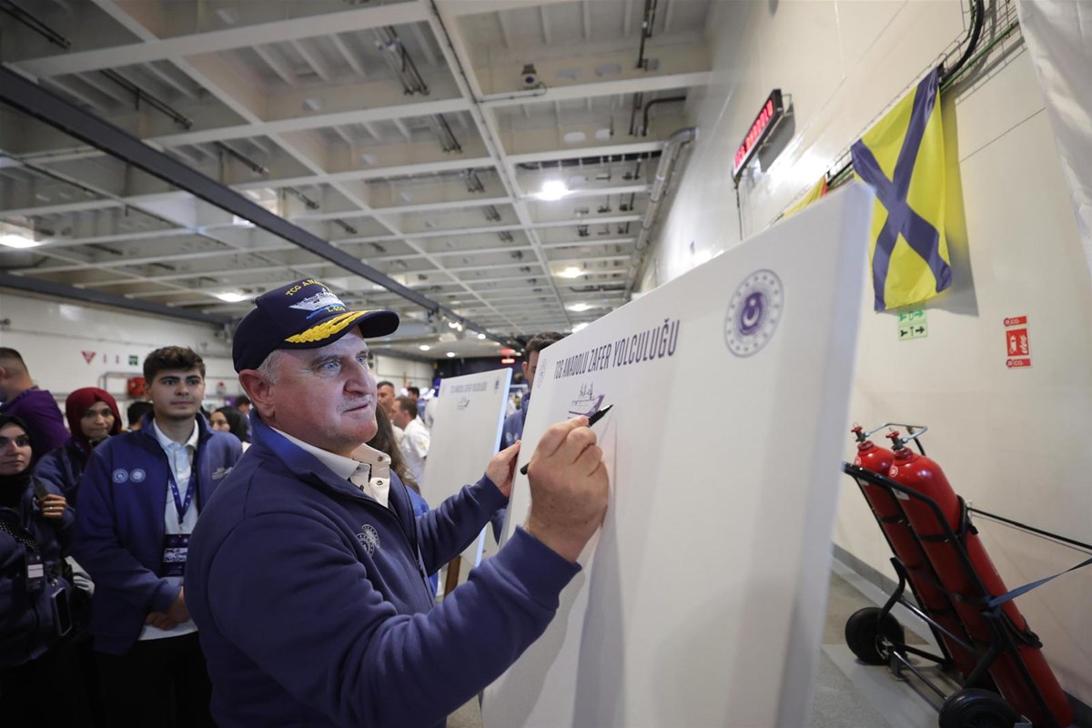 Gençler Mavi Vatan’da Tarihe Yolculuk Yaptı: TCG Anadolu’da Unutulmaz Bir Gün