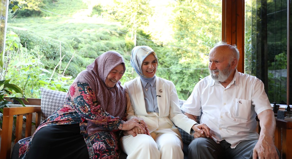 Rize’de 63 Yıllık Aşk: Bakan Göktaş’tan Mükerrem ve Ahmet Kanbur Çiftine Vefa Ziyareti