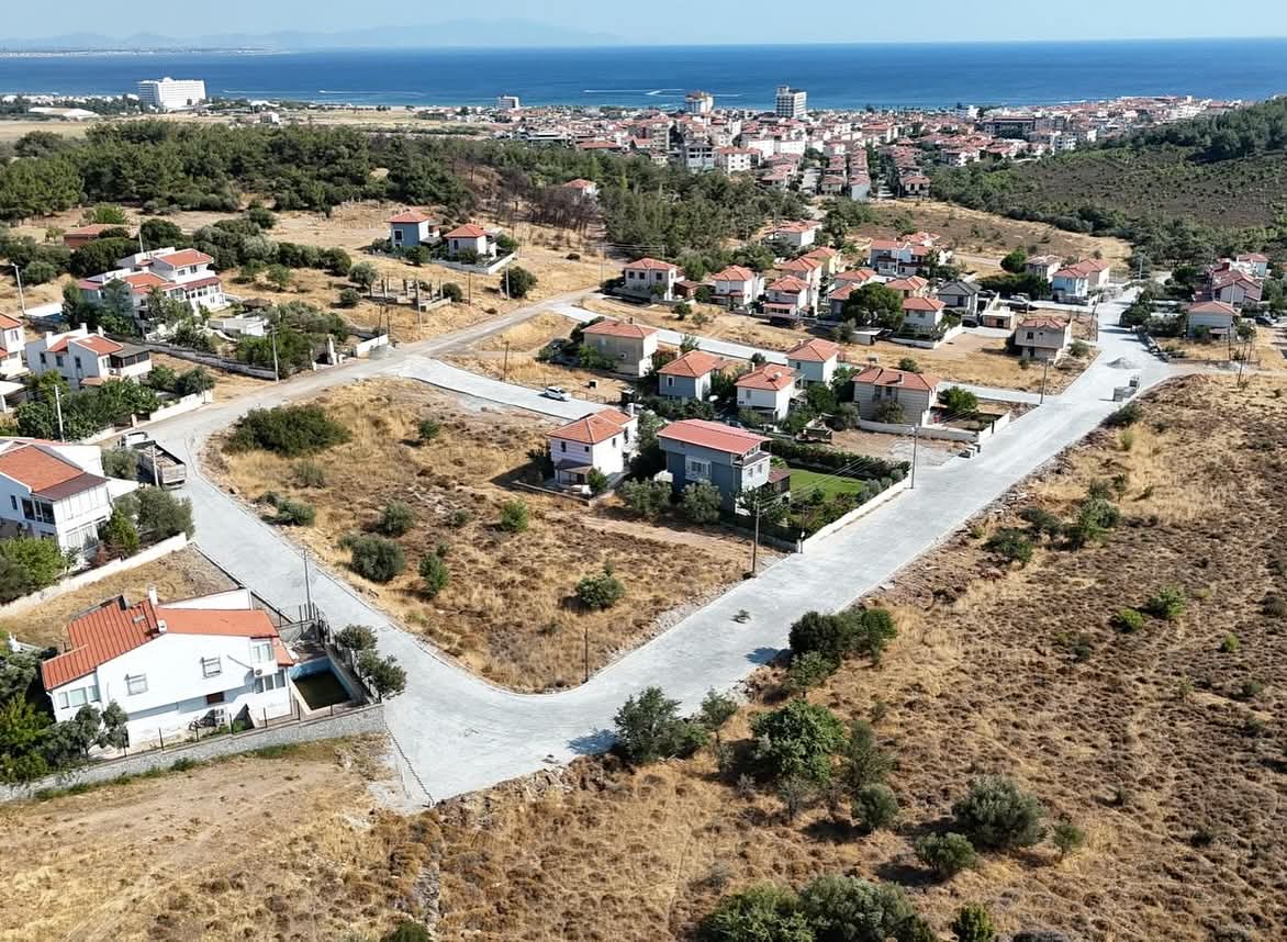 AYVALIK’TA BAŞKAN MESUT ERGİN: “SARIMSAKLI’DA 30 BİN METREKARELİK YENİ YOL TAMAMLADIK”