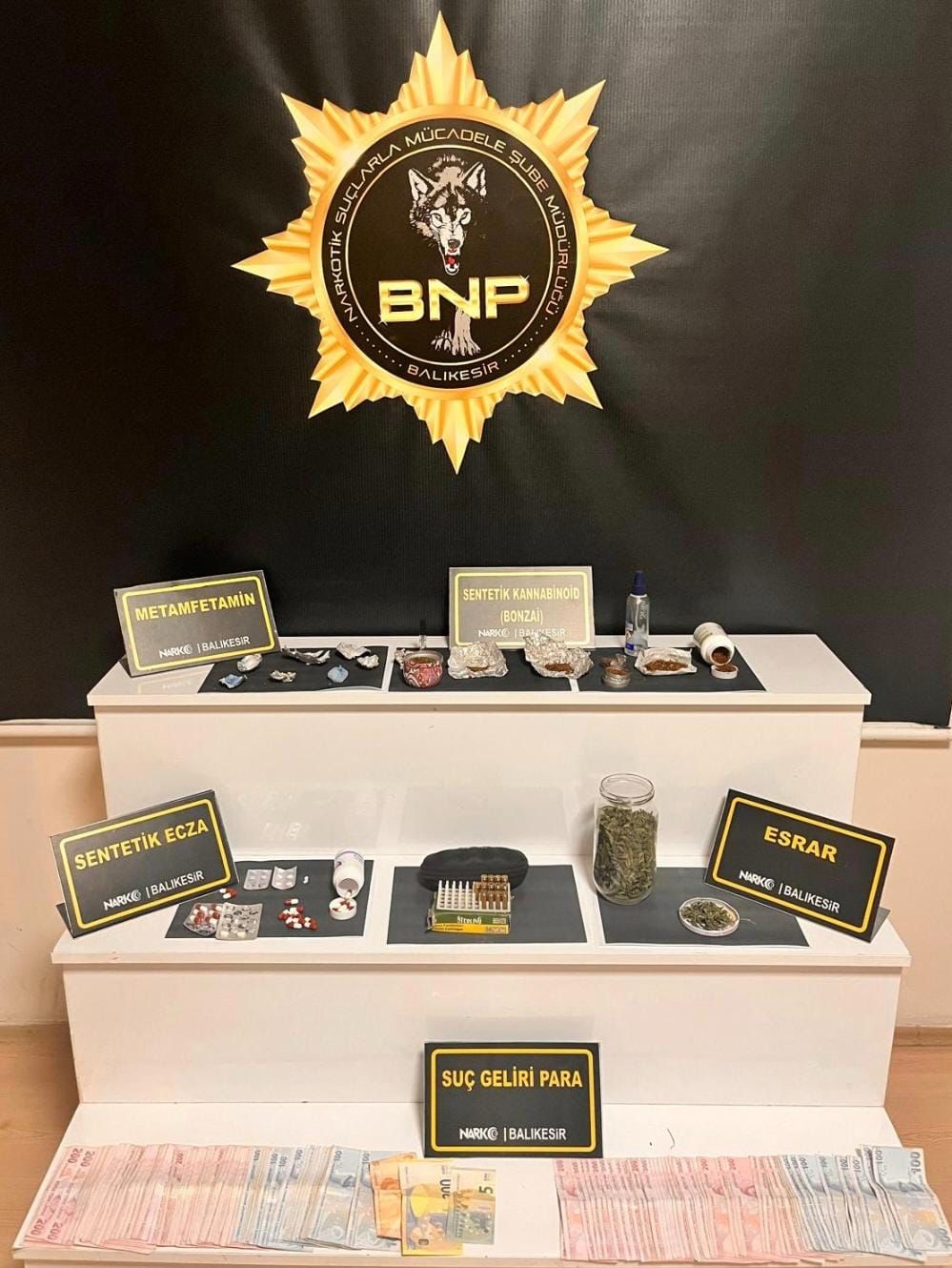 Balıkesir’de Uyuşturucu Operasyonu: Bonzai, Metamfetamin ve Nakit Paralar Ele Geçirildi