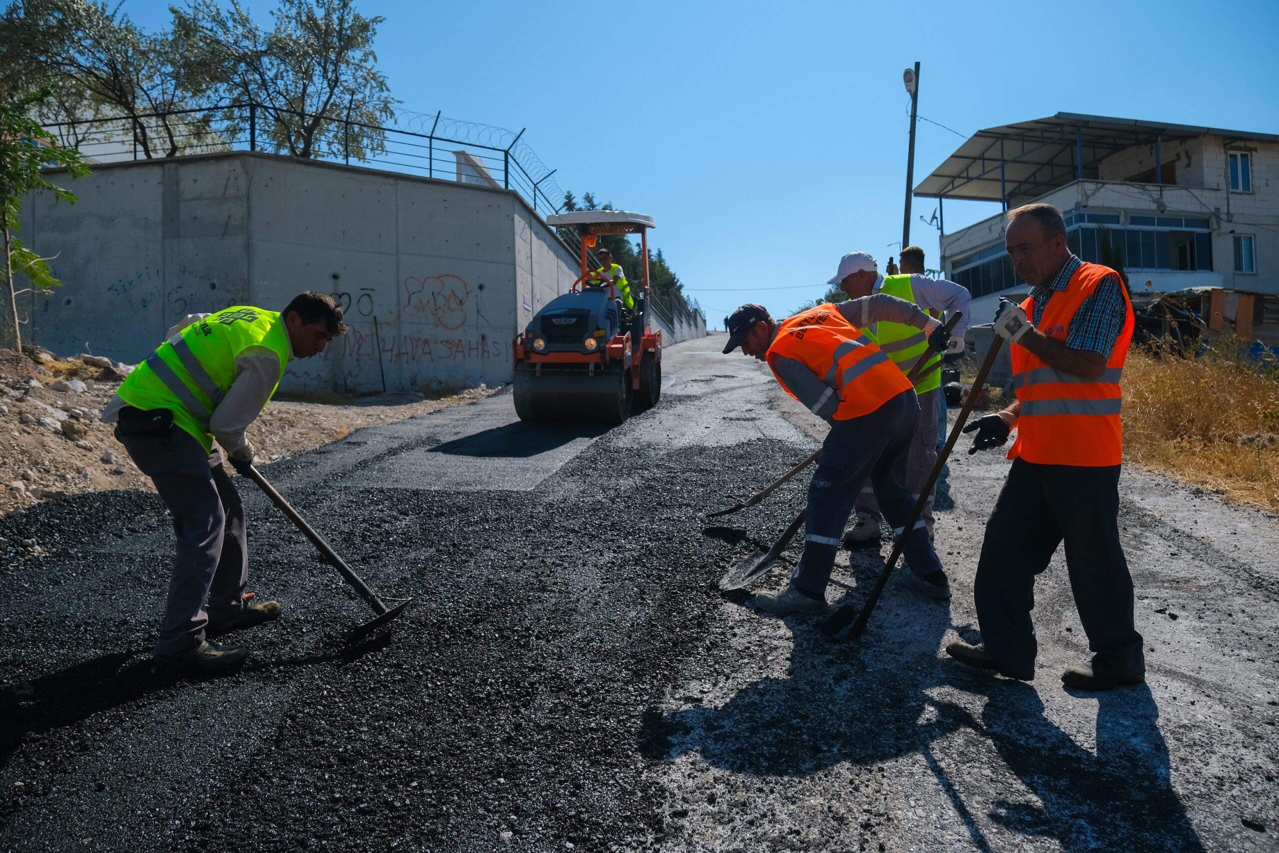 Altıeylül’de Ulaşımda Büyük Dönüşüm: 81 Kırsal Mahallede Yol Seferberliği