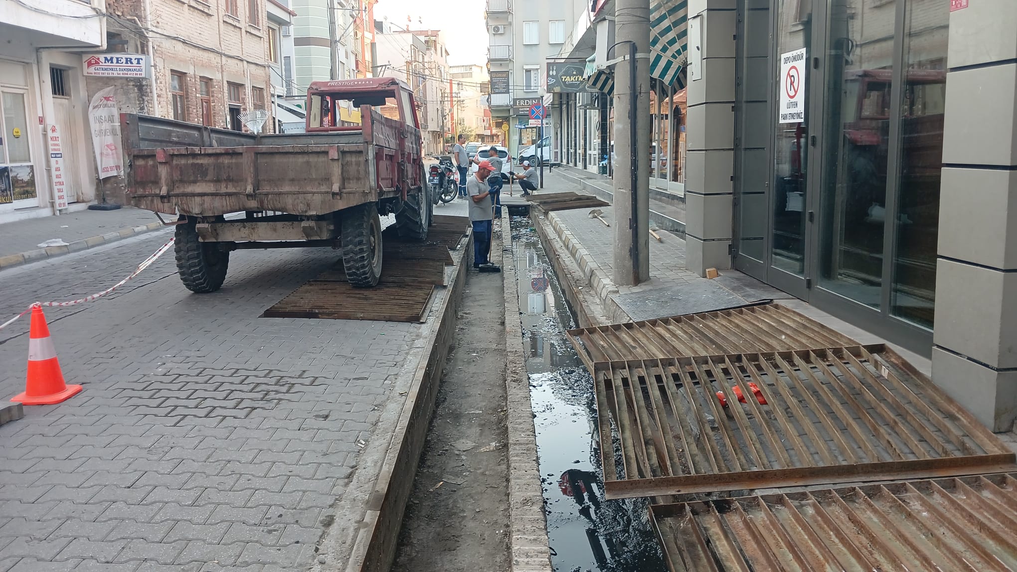 Burhaniye’de Menfez ve Mazgal Temizlikleri Hız Kazandı