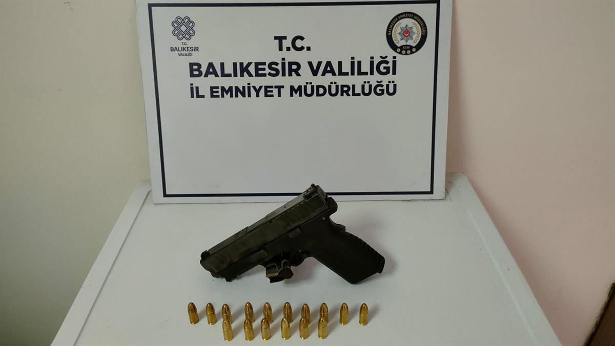 Bandırma’da Kaçak Makaron ve Tabanca Yakalandı!