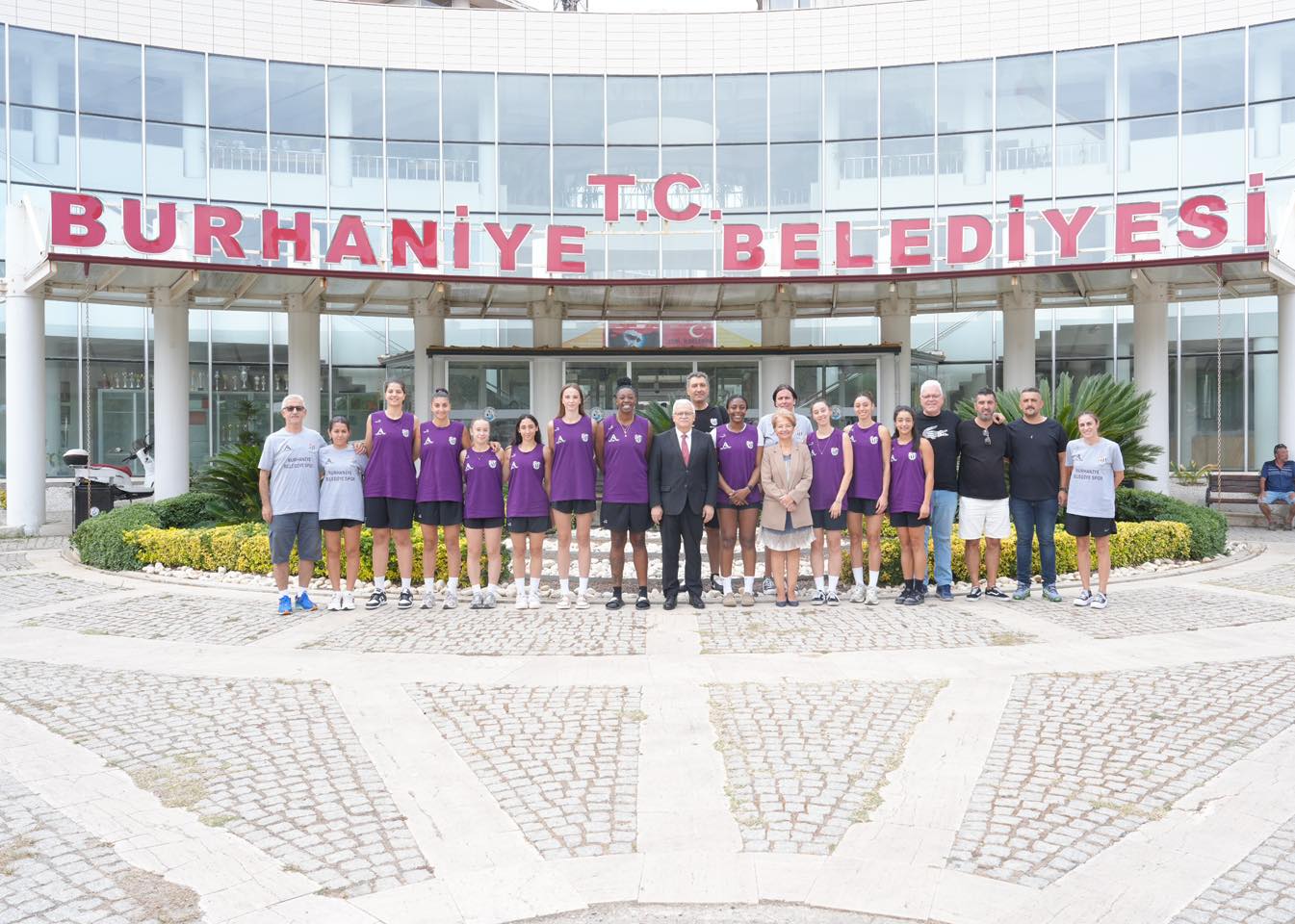 ASLAN YOL BURHANİYE BELEDİYESPOR KADIN BASKETBOL TAKIMINDAN BAŞKAN DEVECİLER’E ZİYARET