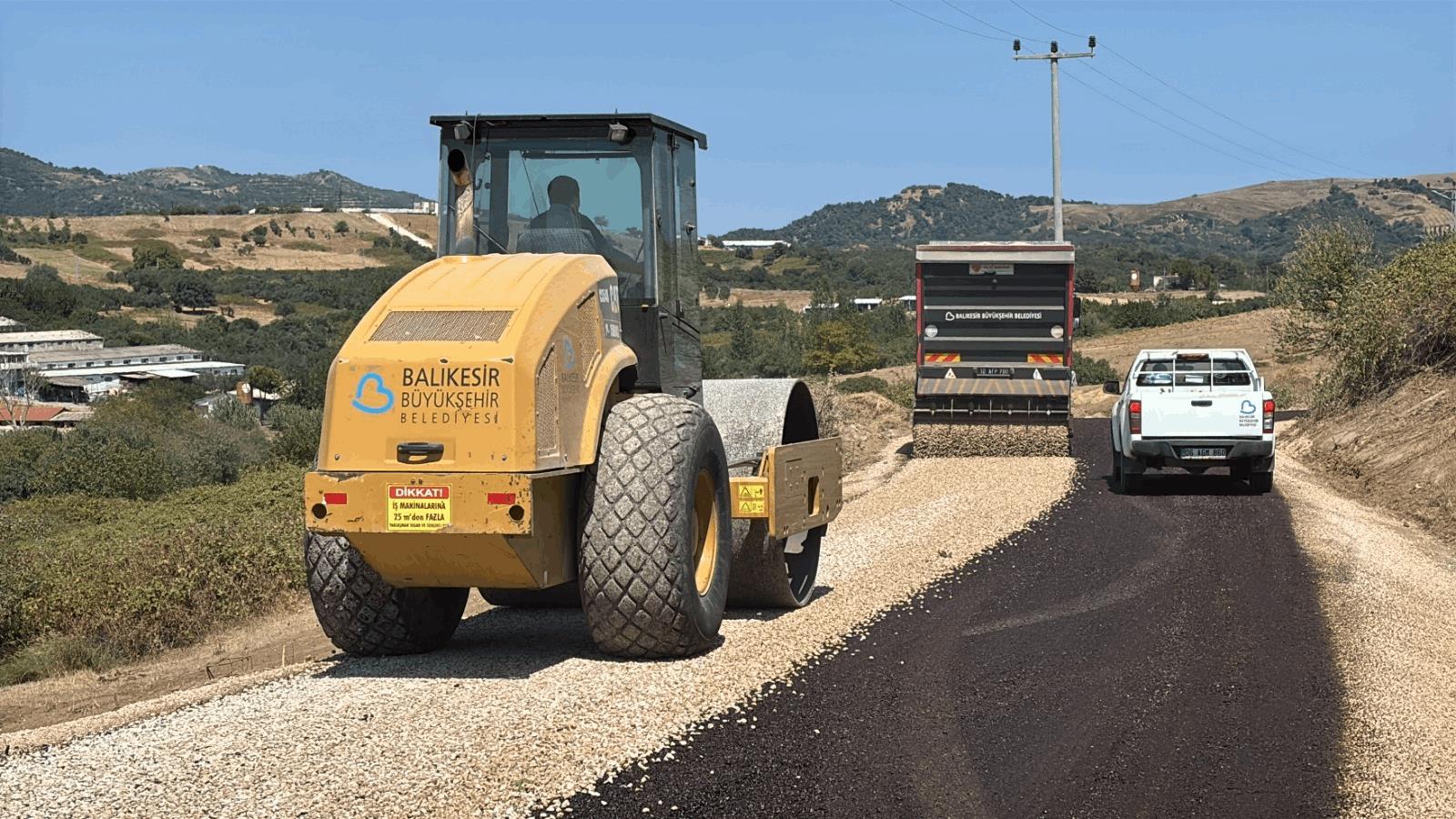Büyükşehir, Yıllardır Hizmet Bekleyen Yolları Asfaltla Buluşturuyor