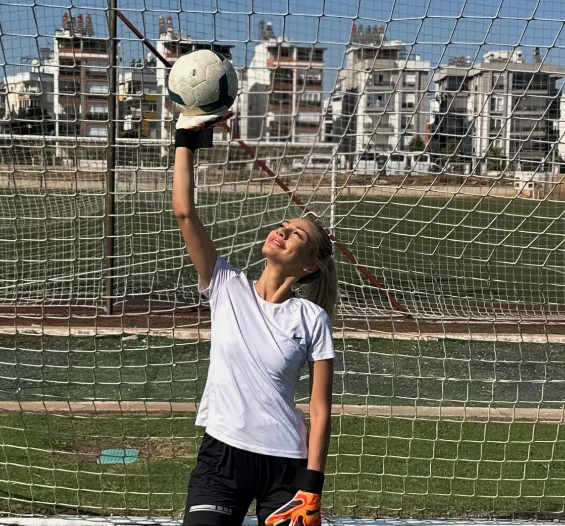 “Uçan Kaleci” Nevide Çiçek, Sakatlığını Atlattı ve Geri Döndü!