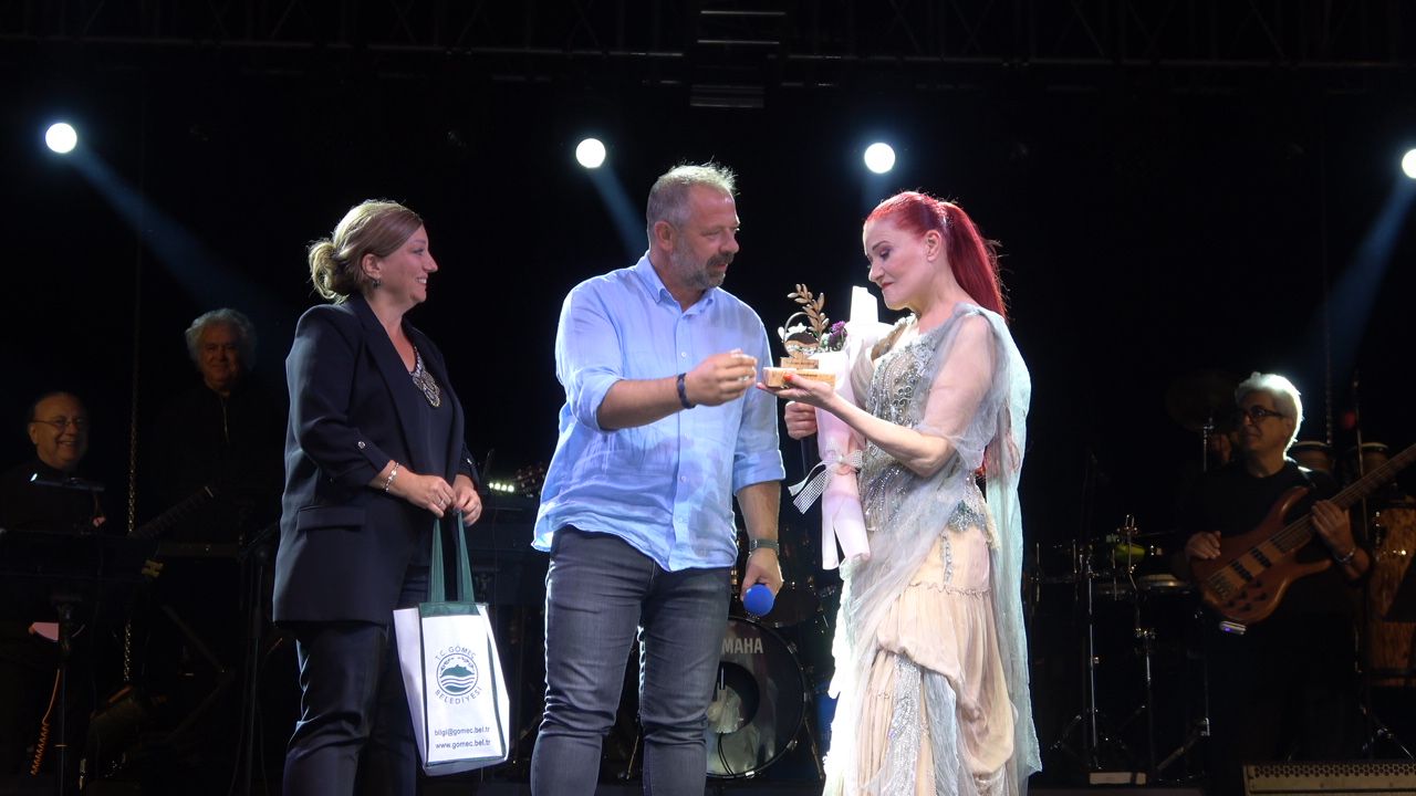 Gömeç’te Candan Erçetin Rüzgarı: 30 Bin Kişilik Unutulmaz Konser