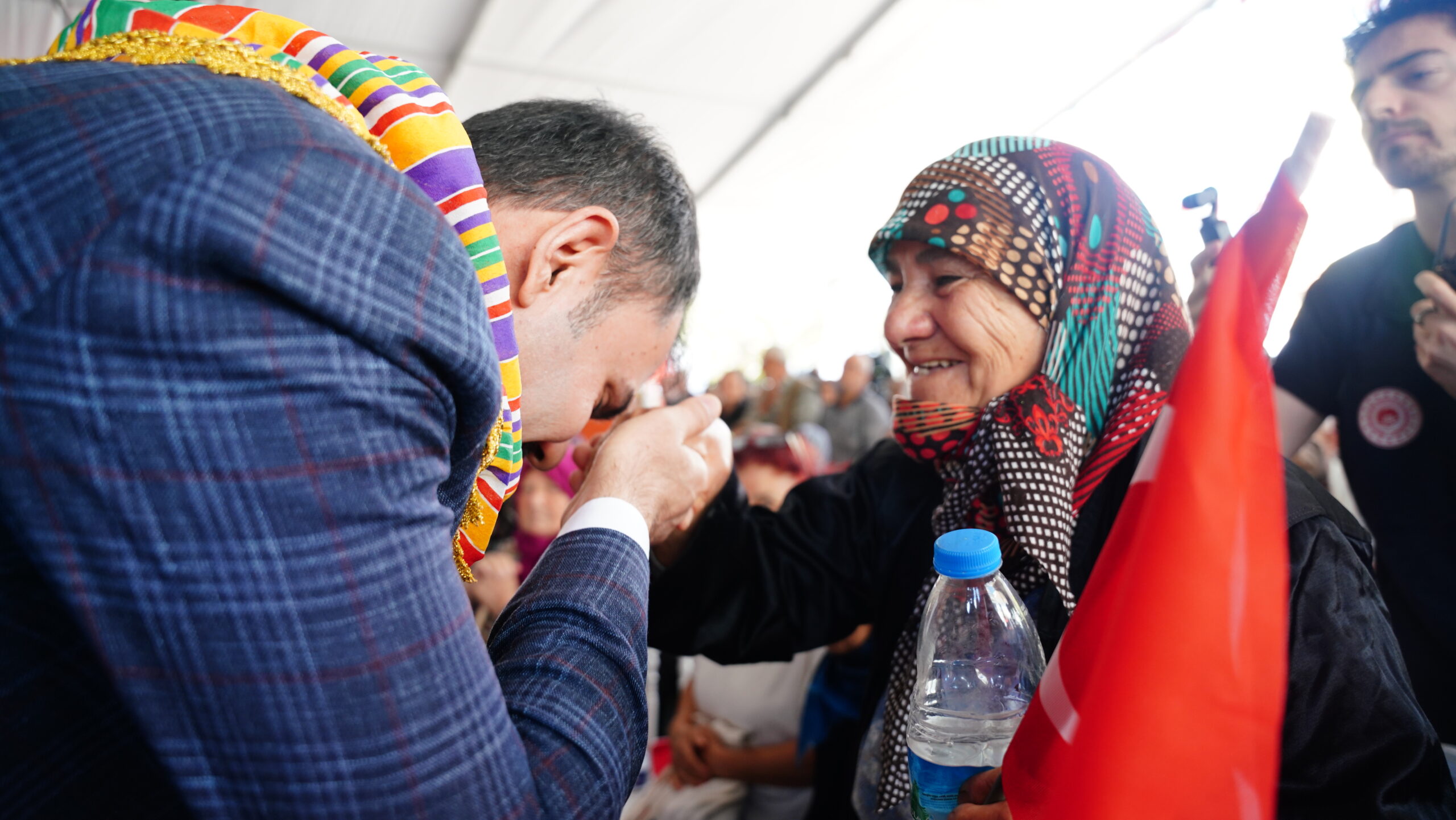 SINDIRGILI KÖYLÜLER KENDİ EVLERİNİN TEMELİNİ BAKAN İLE BİRLİKTE ATTI