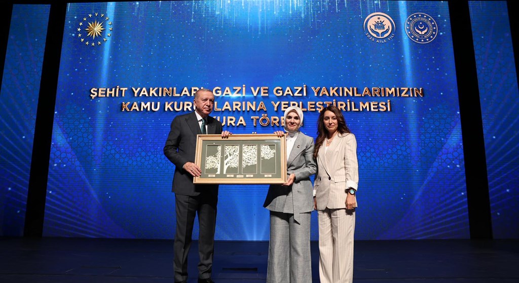 Erdoğan ve Bakan Göktaş, Şehit Yakınları ile Gazilerin Kamuya Yerleştirme Törenine Katıldı