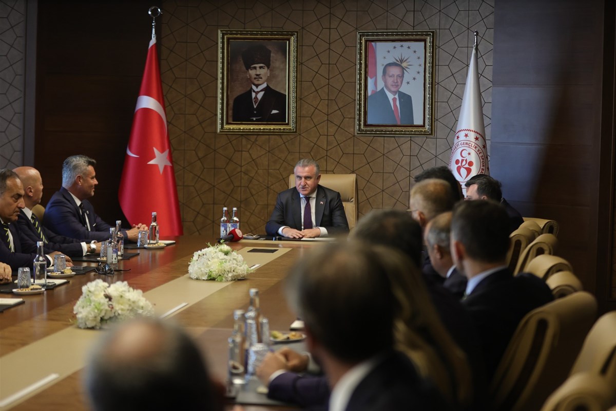 Gençlik ve Spor Bakanı Osman Aşkın Bak’tan Fenerbahçe Yönetimine Tebrik