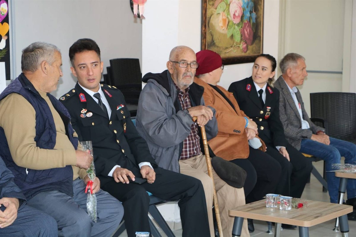 Balıkesir Jandarmasından Yaşlılara Anlamlı Ziyaret