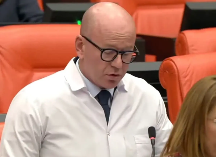 Serkan Sarı’dan “eczacı önlüğü” tepkisi