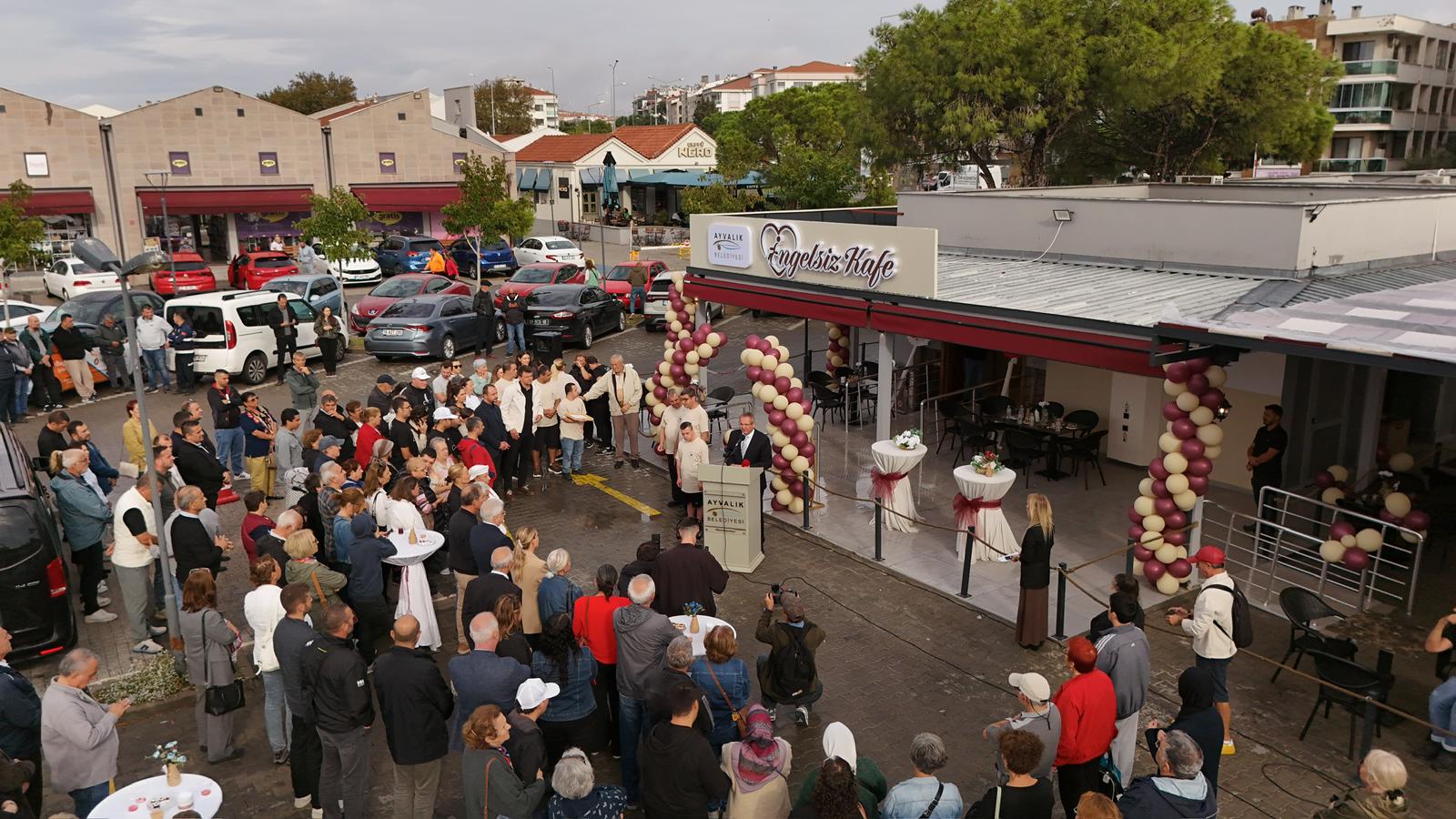 AYVALIK’TA BİR İLK: “ENGELSİZ KAFE” HİZMETE AÇILDI