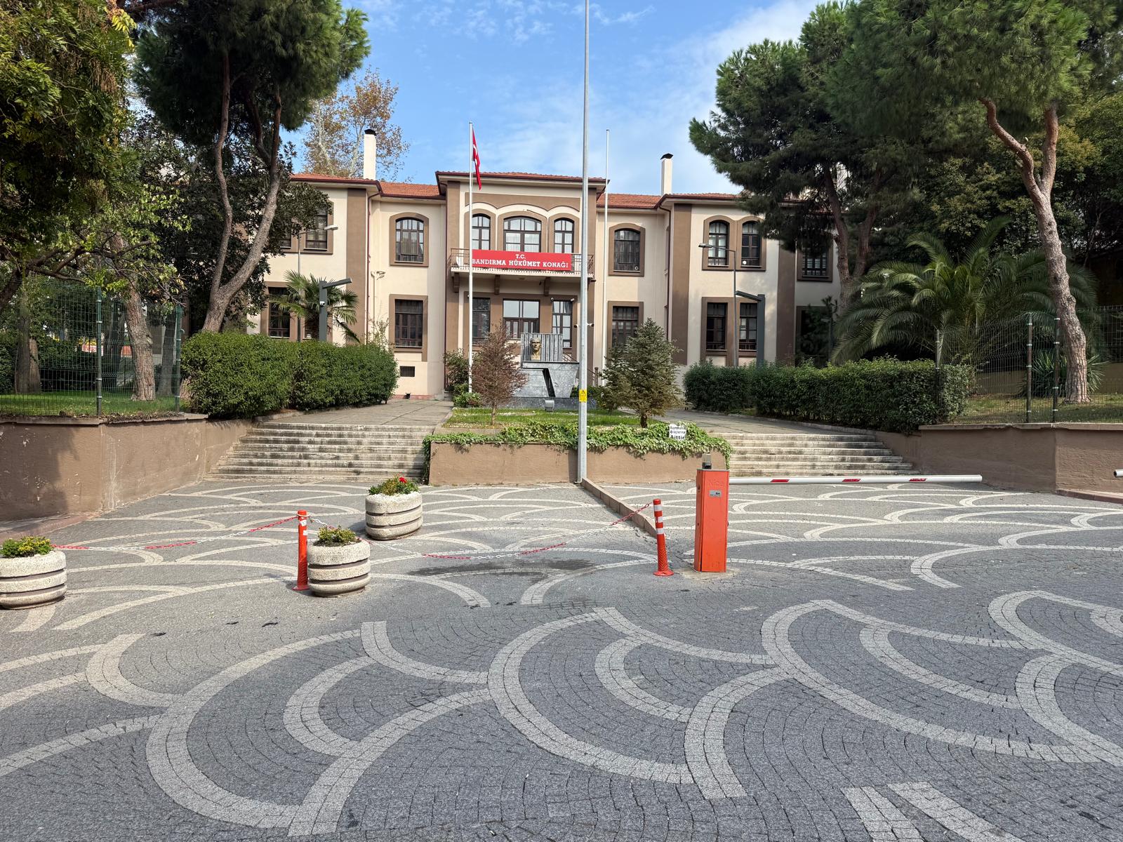 BANDIRMA’DA KAYMAKAMLIK ÖNÜ VATANDAŞA KAPATILDI: “YEŞİL ALAN ZİNCİR ALTINDA KALDI”