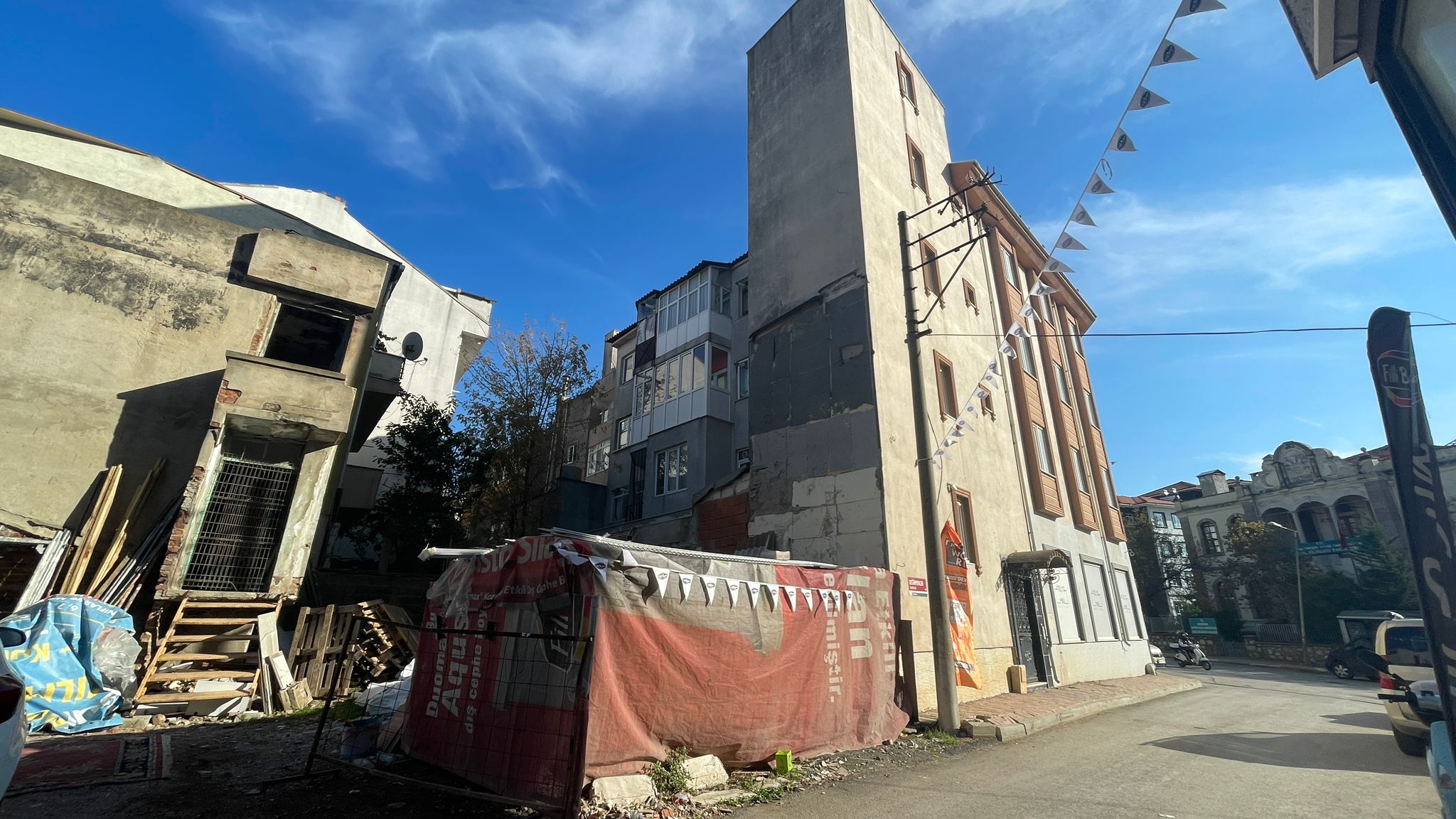 BANDIRMA’DA DEPREME HAZIRLIK VAR MI? VATANDAŞ TEPKİLİ: “SATIŞ VAR, ÖNLEM YOK!”