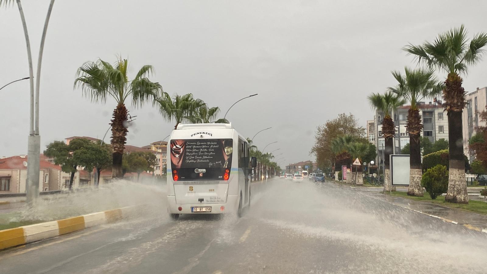 Ayvalık’ta Sağanak Yağış Etkili Oldu