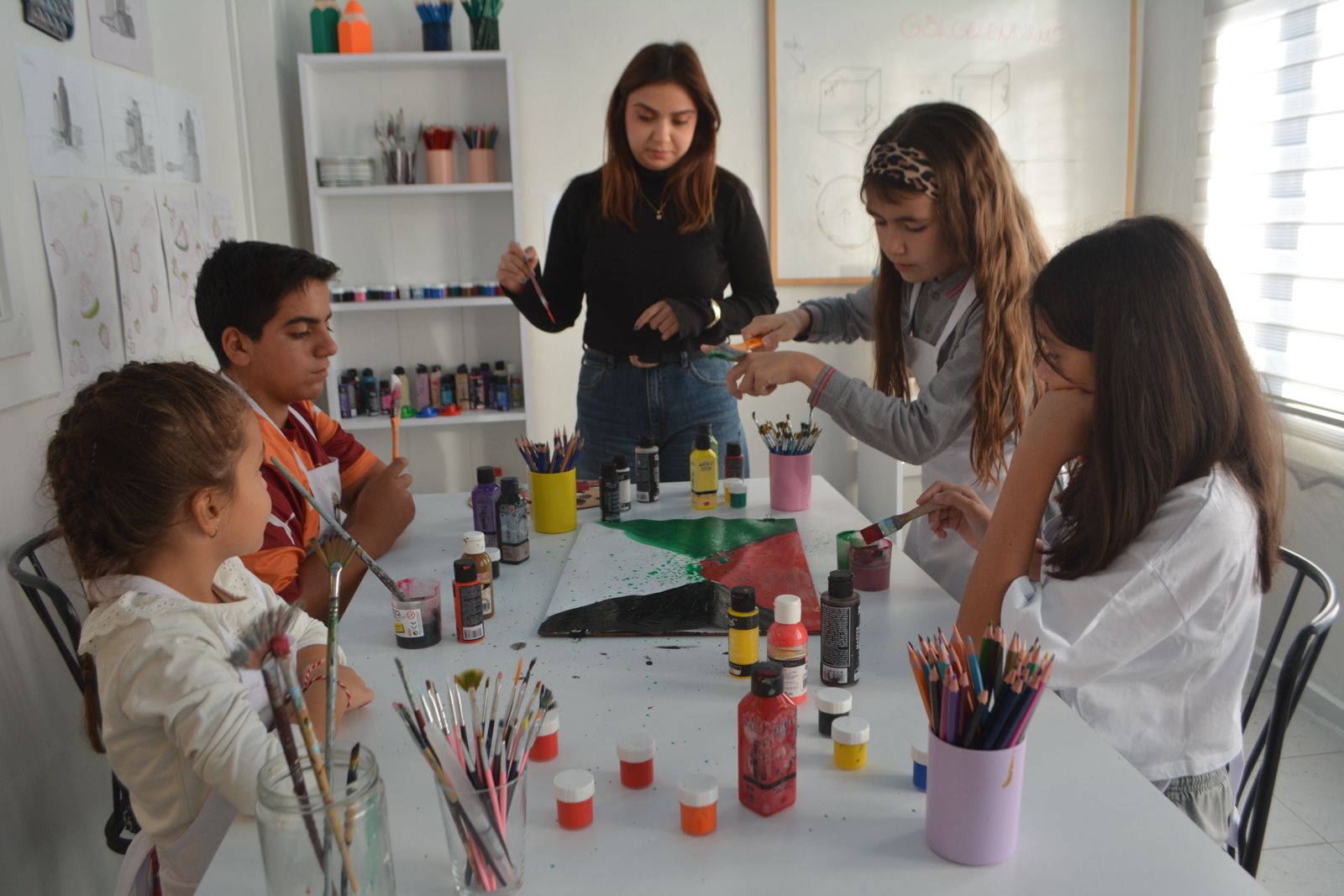 Minik Kalplerden Gazze’ye Barış Fırçası