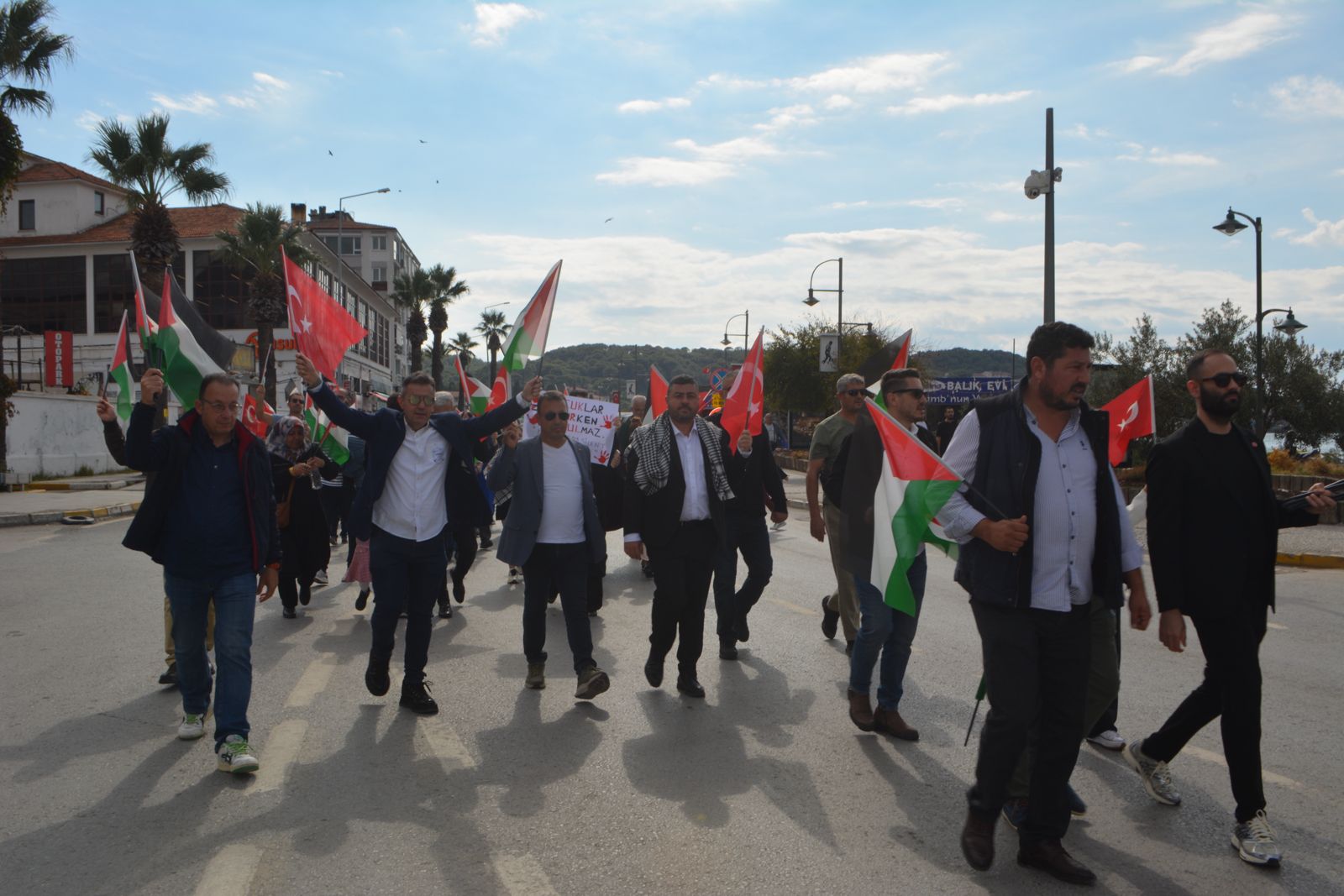 AYVALIK’TA FİLİSTİN’E DESTEK YÜRÜYÜŞÜ DÜZENLENDİ