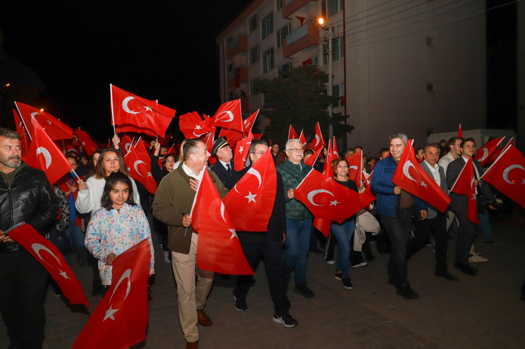 BURHANİYE’DE CUMHURİYET’İN 102. YILI FENER ALAYIYLA KUTLANDI