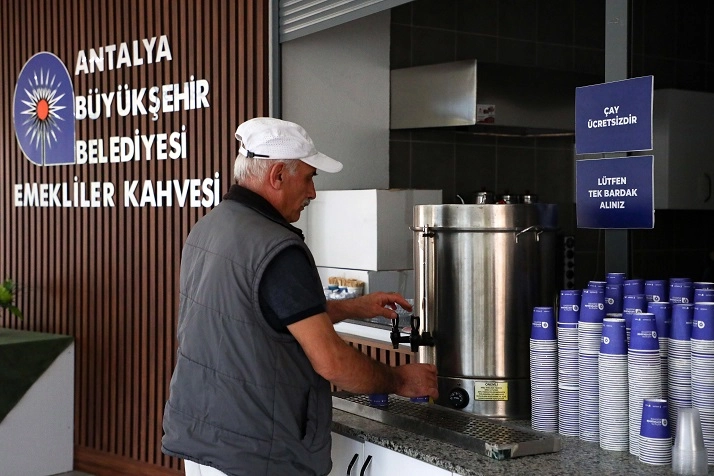 Antalya Büyükşehir’in Emekli Kahveleri’ne büyük ilgi