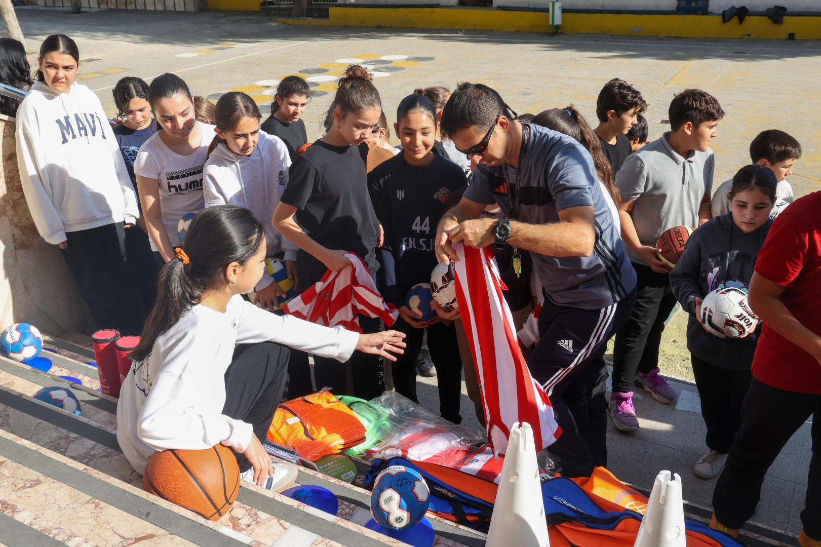 Antalya’da 19 ilçeye spor malzemesi desteği