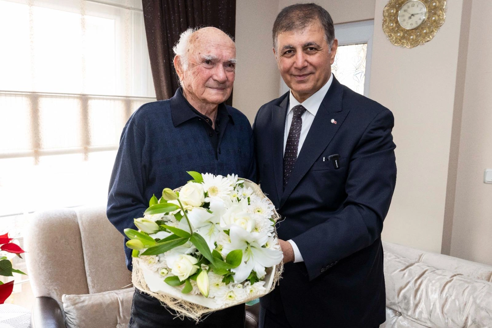 Başkan Tugay’dan lise öğretmenini duygulandıran ziyaret