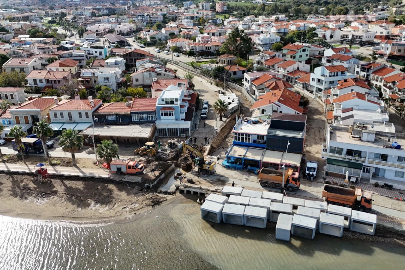 Foça’da dere yatağına yapılan kanal taşkını önledi