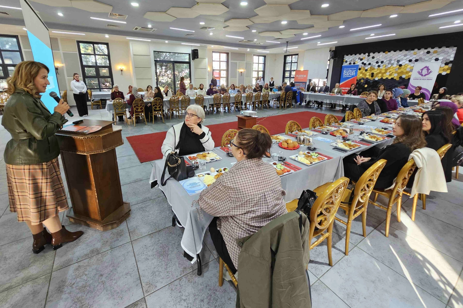 Gölcük’te kadına yönelik şiddetle mücadele farkındalığı