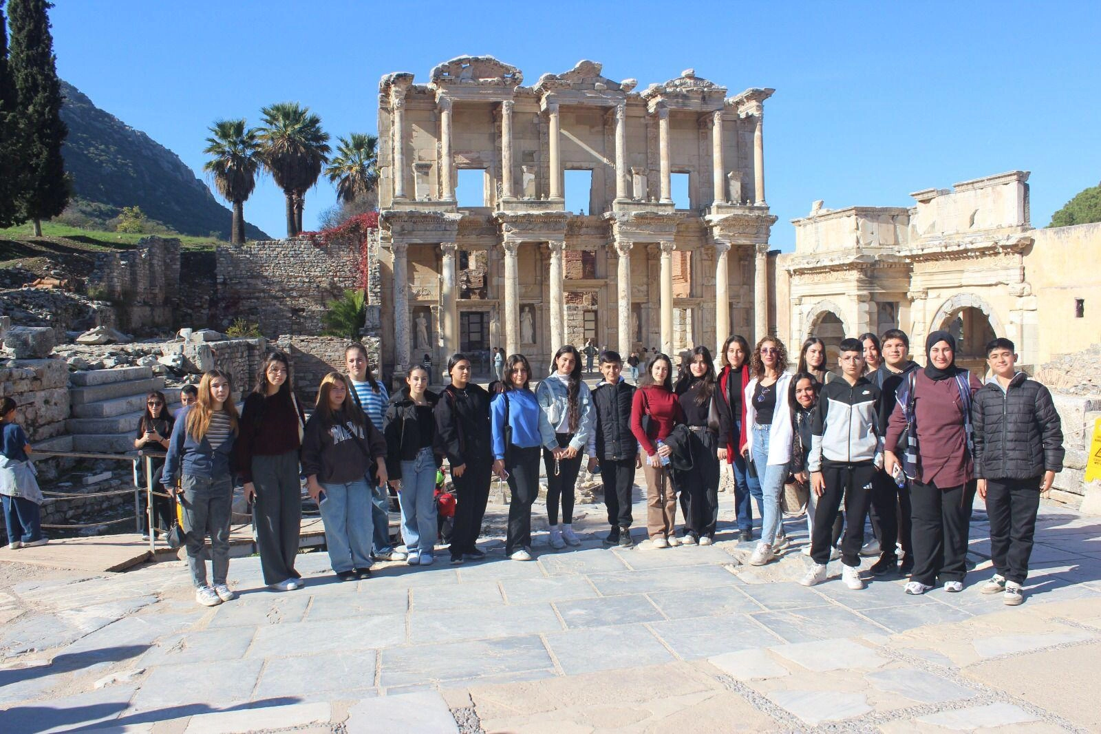 İzmir Büyükşehir’den Efes’te tarih ve müzik molası