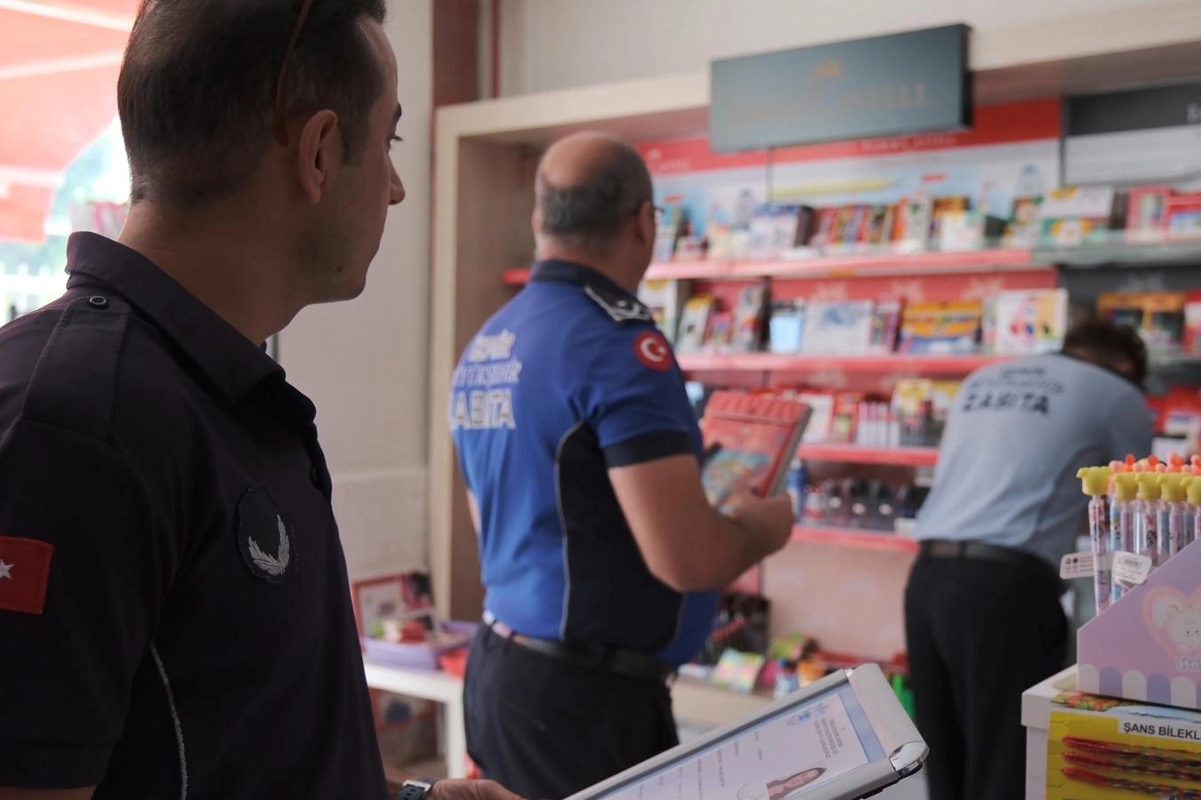 İzmir Zabıtası’ndan kantin ve kırtasiyecilere denetim