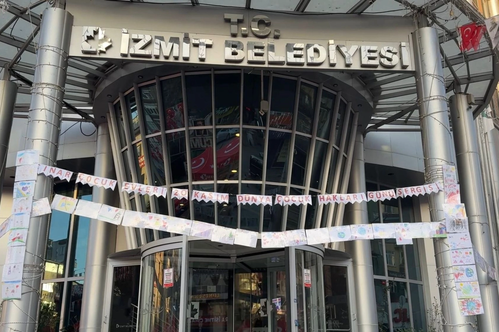 İzmit’te çocukların eserleri belediyede, mutlulukları ekranda