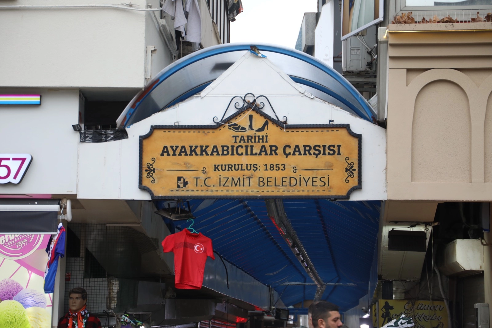 İzmit’te Tarihi Ayakkabıcılar Çarşısı’nın çatısı yenileniyor