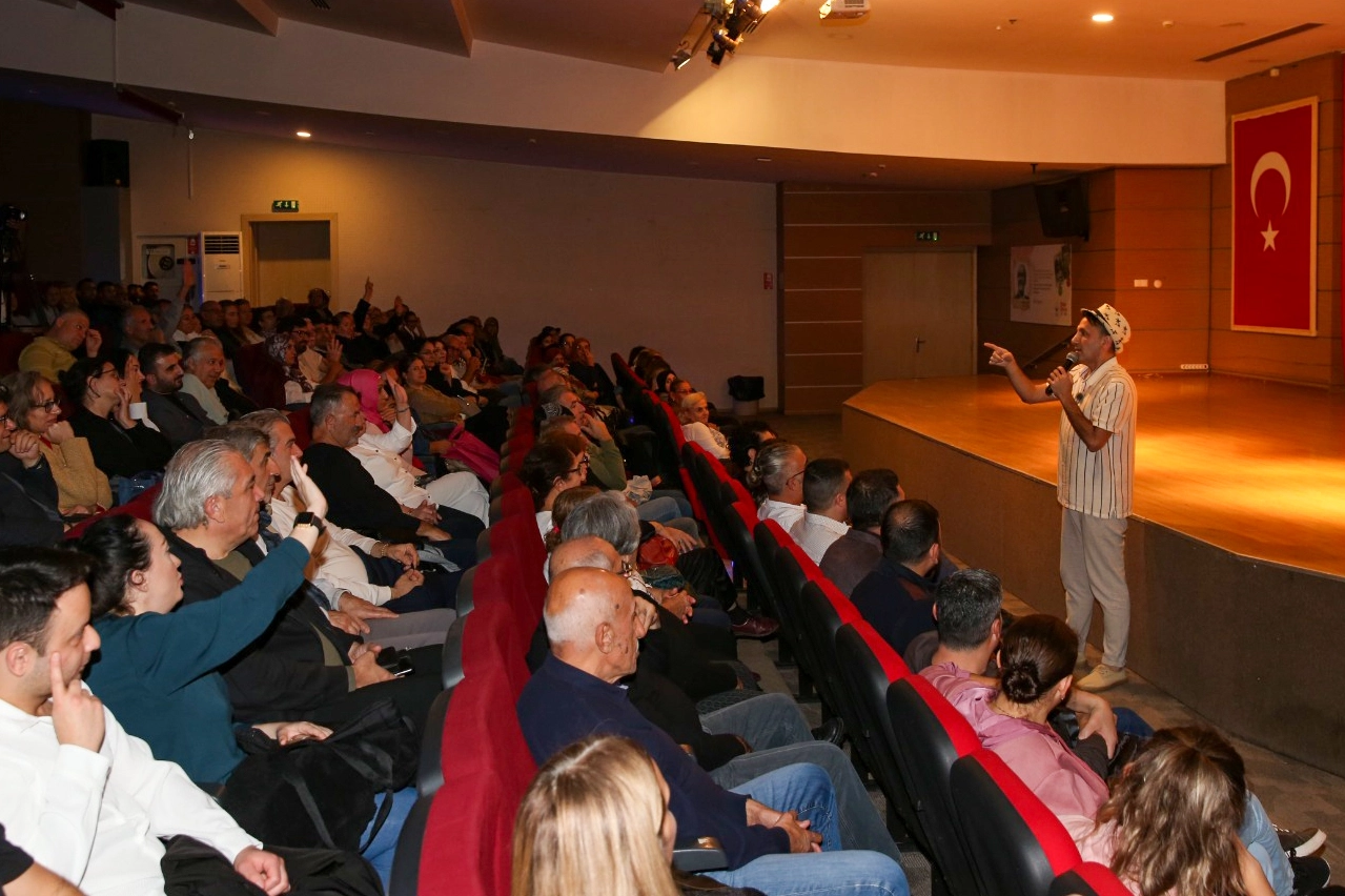Öğretmenlere ‘Çiğli Komedi Akşamları’ neşeli gece yaşattı