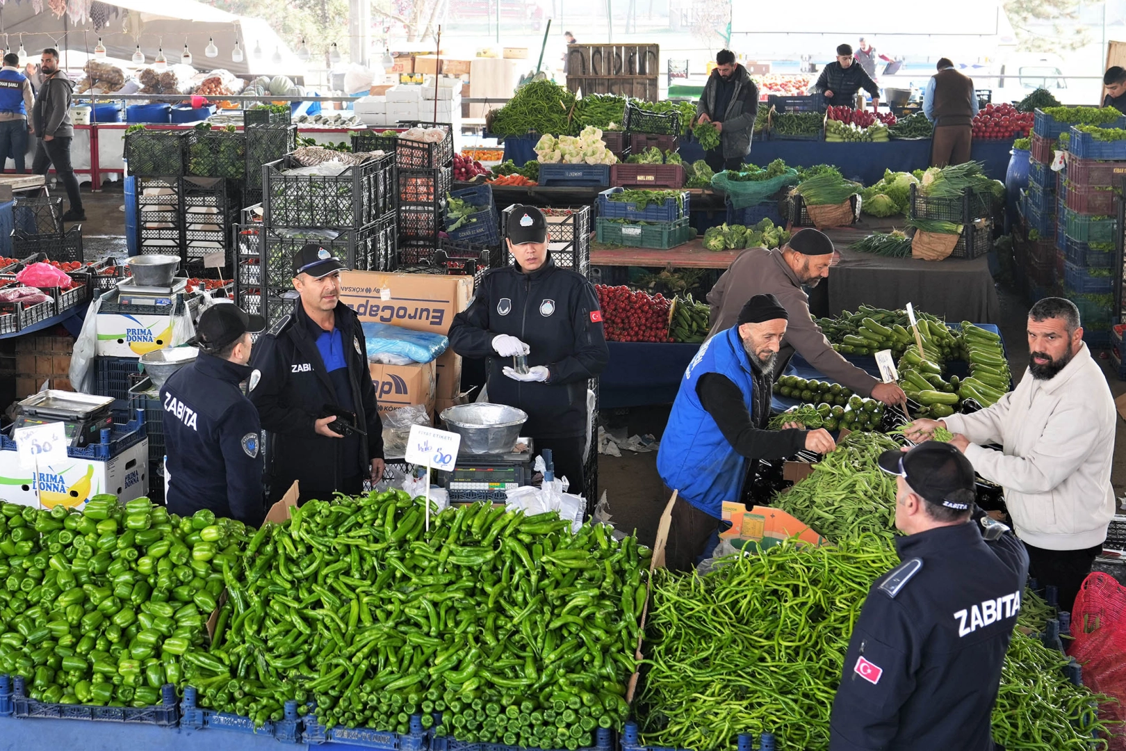 Zabıtadan semt pazarlarına şok baskın