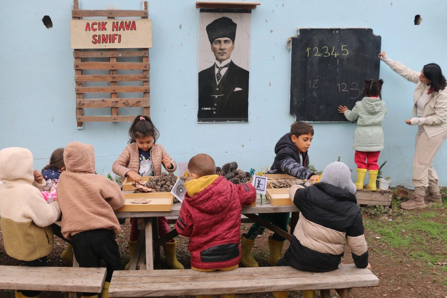 Adana’da okulun atıl bahçesinde ‘açık hava’ ders