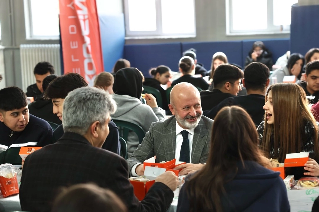 Ahmet Çolakbayrakdar’dan gençlere tavsiyeler