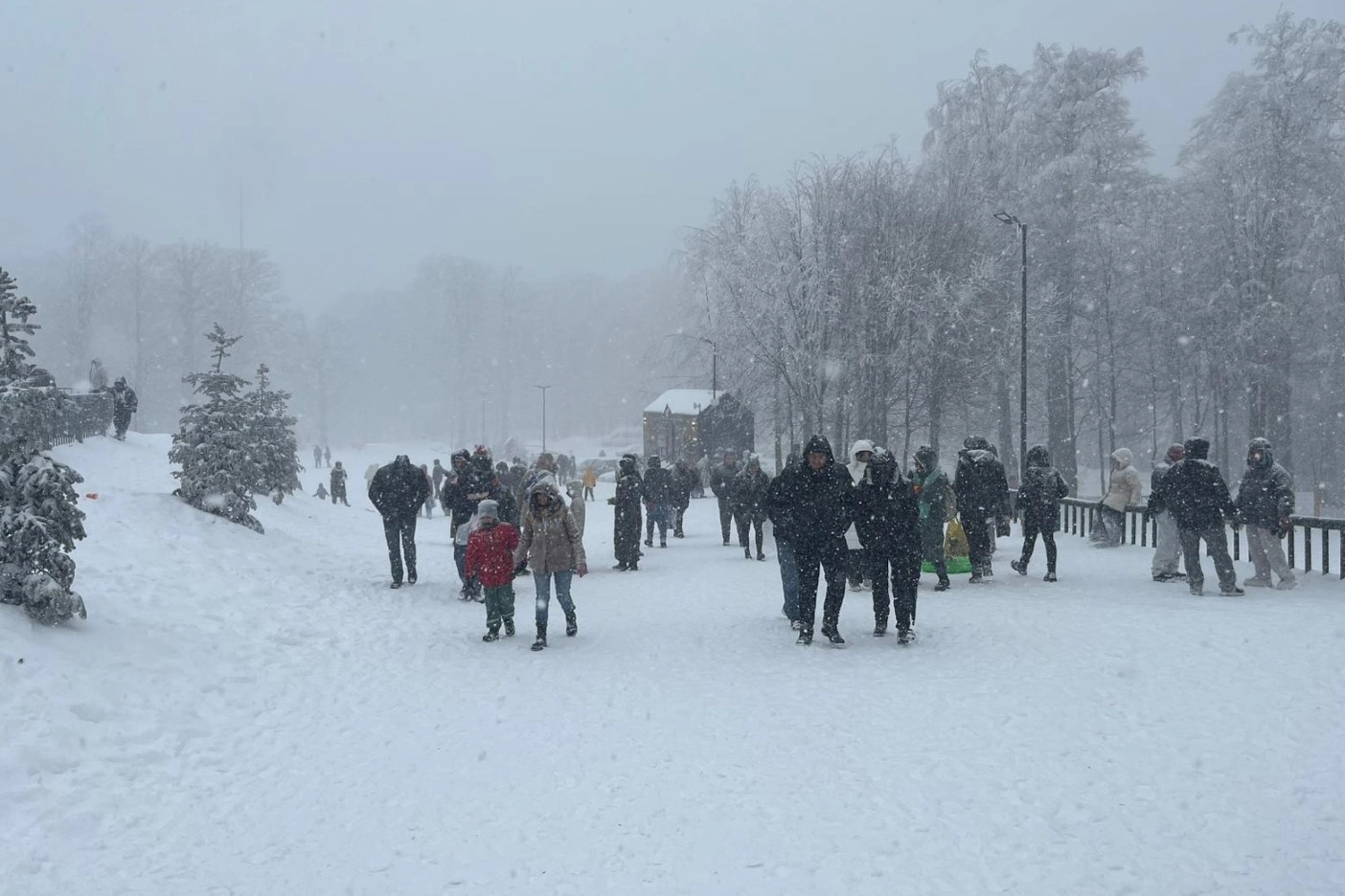 Aileler ve çocuklar Kartepe’de karın keyfini çıkardı