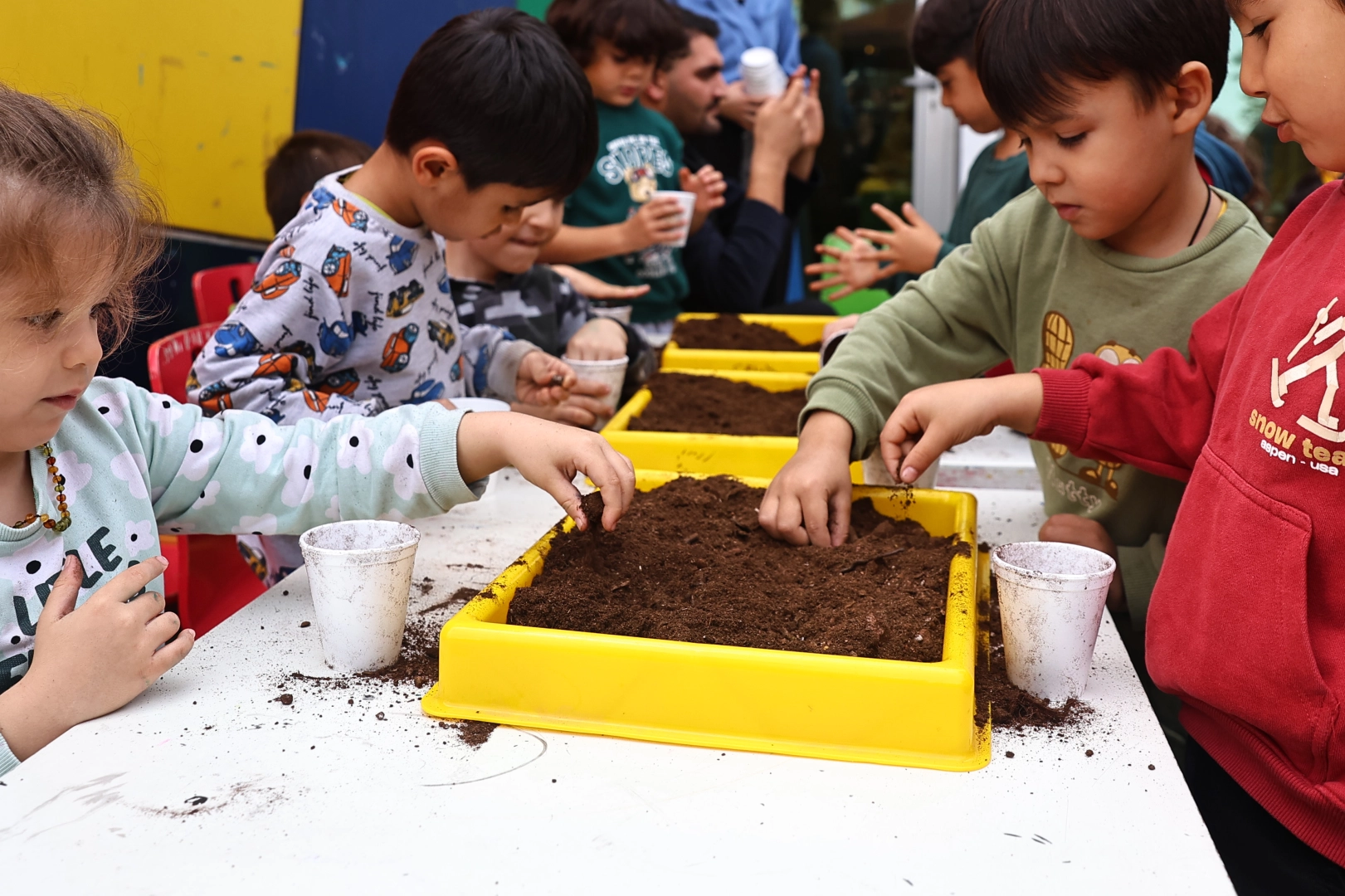 Antalya’da minik eller toprakla buluştu