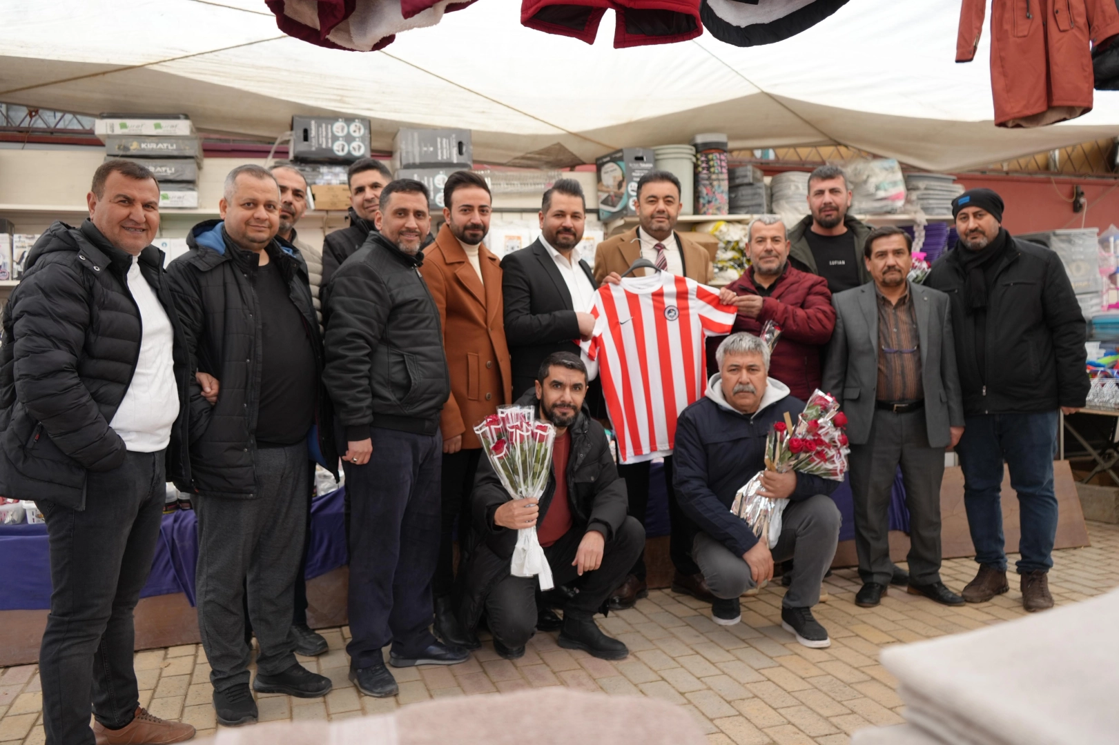 Başkan adayı Mustafa Çiçek’ten sosyete pazarı esnafına ziyaret