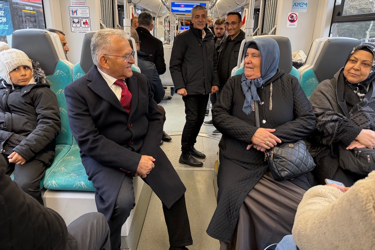 Başkan Büyükkılıç’tan Kayserililerle tramvay yolculuğu