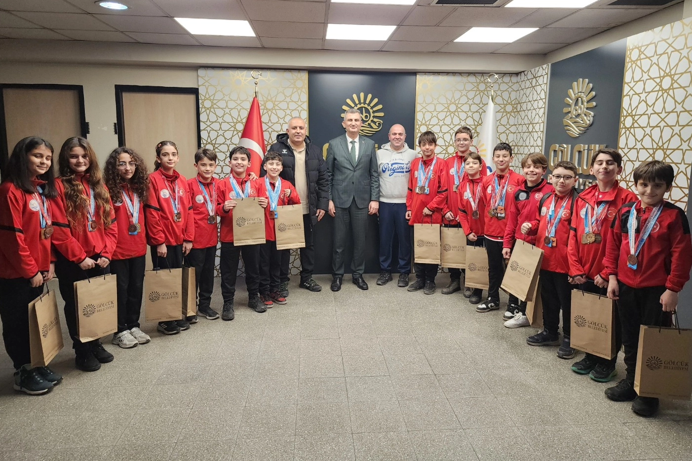 Başkan Sezer Gölcük Belediyesporlu yüzücüleri ağırladı