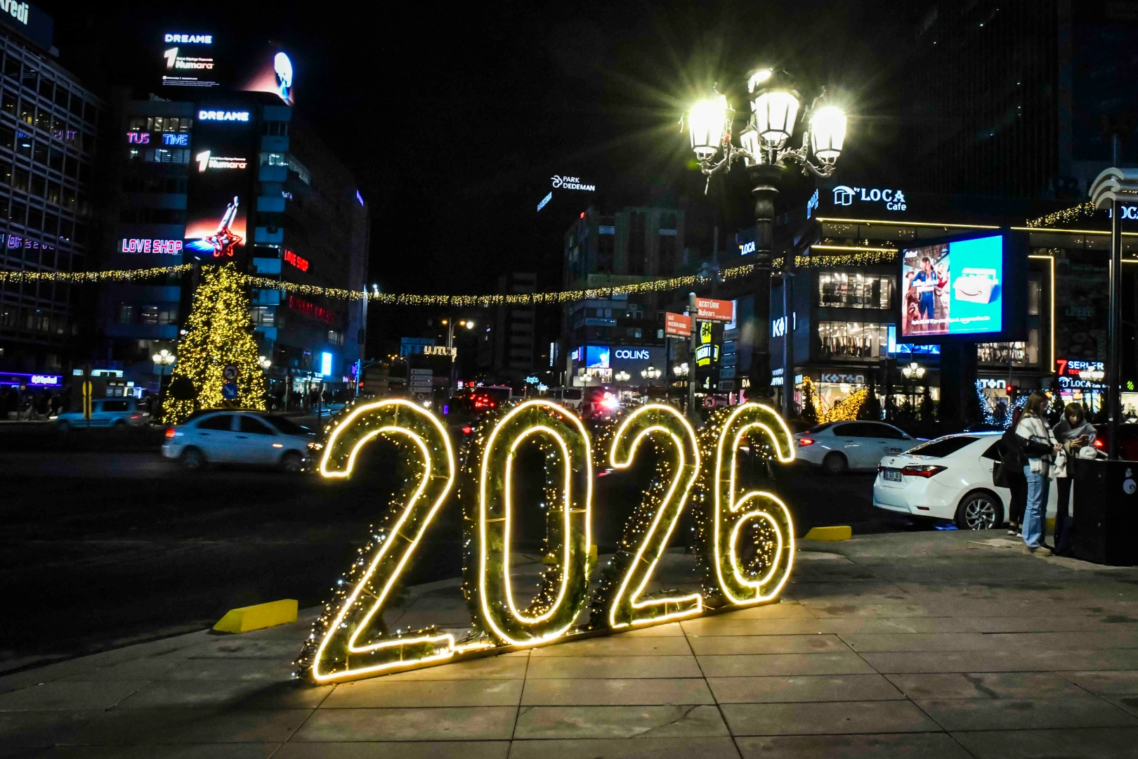 Başkentte yılbaşı coşkusu Kızılay Meydanı’nda