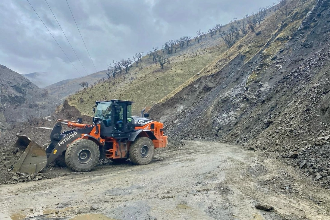 Batman Sason’da yağışla kapanan köy yolları yeniden açık